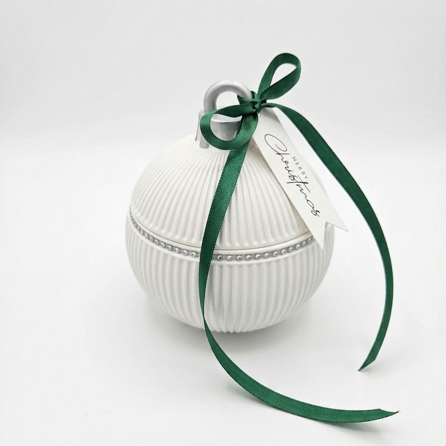 Christmas Bauble Elegance-kaars - Wit / Goud / Wintermagie