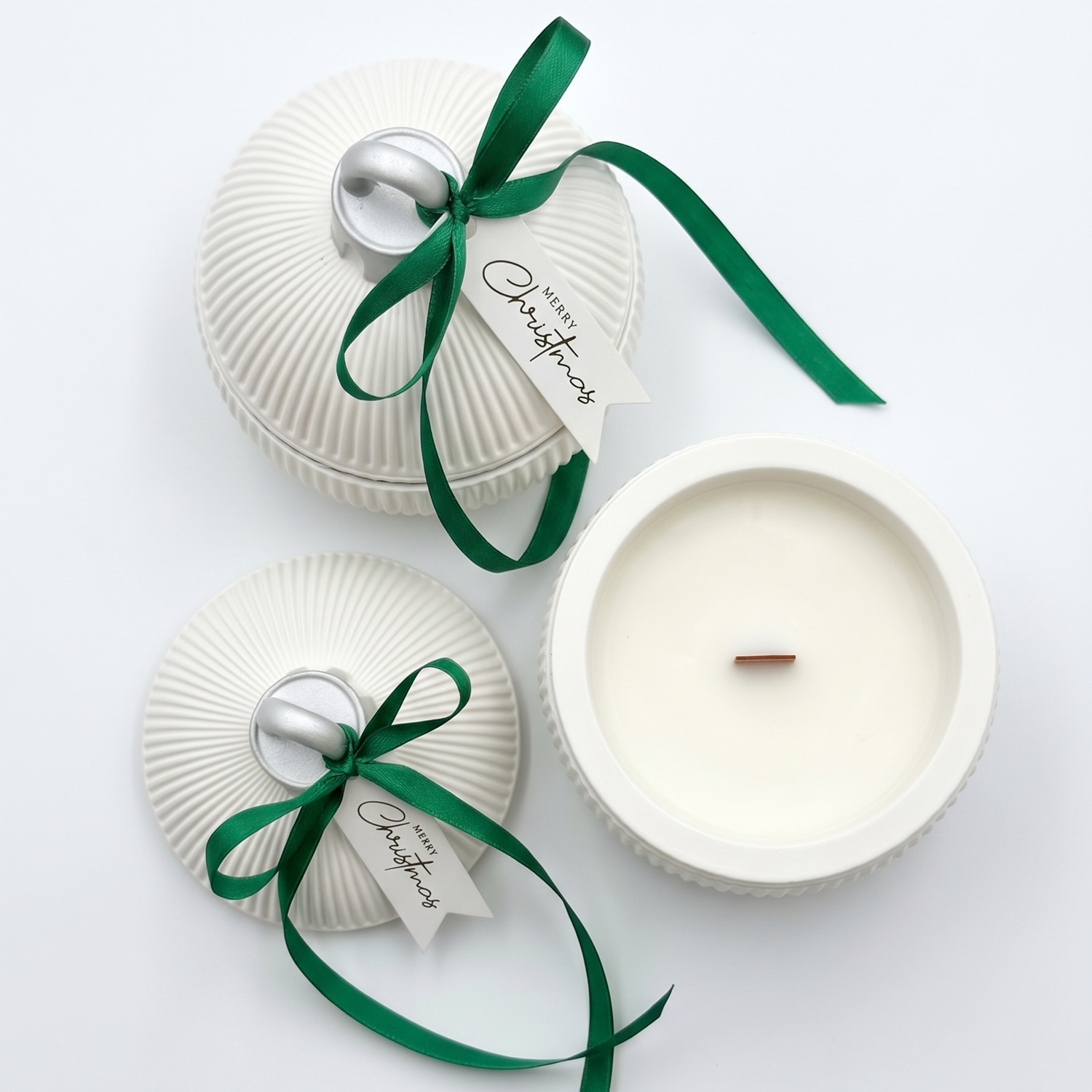 Christmas Bauble Elegance-kaars - Wit / Goud / Wintermagie